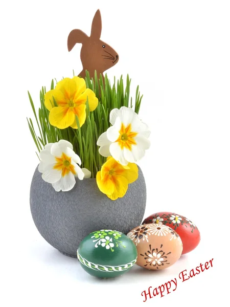 Conejo de Pascua con huevos de Pascua y flores — Foto de Stock