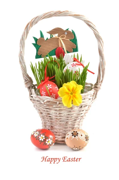 Conejo de Pascua con huevos de Pascua y flores — Foto de Stock