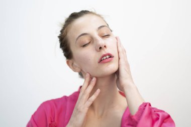 Mutlu Genç Kadın Yüzüne Krem Sürerken, Stüdyo Çekimi Beyaz Arkaplanda