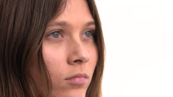 Jeune Femme Amuser Poser Caméra Gros Plan Sur Fond Blanc — Video