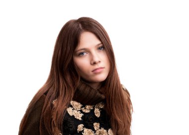 Kahverengi giyen genç bir kadın, beyaz arka planda, stüdyo çekiminde.