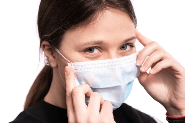 Schöne Junge Frau Posiert Mit Maske Trägt Schwarzes Studio Foto Stockfoto