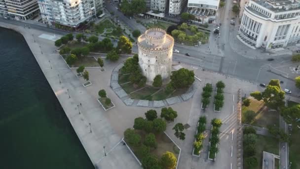 テッサロニキ市の白い塔の空中映像 朝の時間 — ストック動画