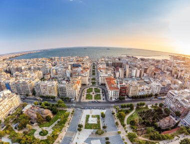 Selanik 'in merkezinin hava panoramik görüntüsü, günbatımından hemen önce, Yunanistan