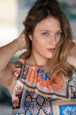 Doğal görünümlü, Hazel gözlü güzel bir kadın terk edilmiş binada poz veriyor, kurgu yok. 