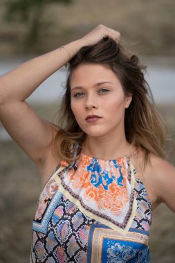 Tarlada poz veren doğal görünümlü güzel bir kadın. Kurgu yok. 