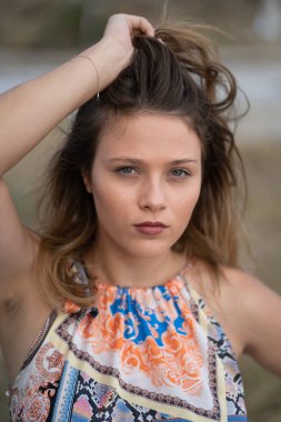 Tarlada poz veren doğal görünümlü güzel bir kadın. Kurgu yok. 