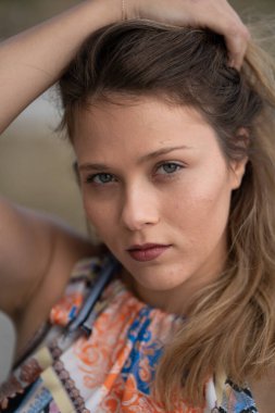 Tarlada poz veren doğal görünümlü güzel bir kadın. Kurgu yok. 