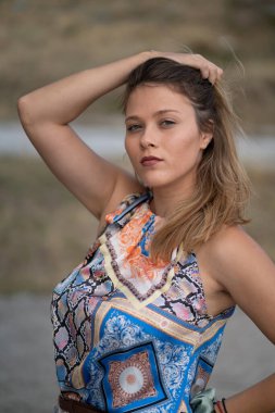 Tarlada poz veren doğal görünümlü güzel bir kadın. Kurgu yok. 