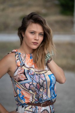 Tarlada poz veren doğal görünümlü güzel bir kadın. Kurgu yok. 