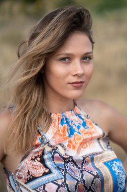 Tarlada poz veren doğal görünümlü güzel bir kadın. Kurgu yok. 