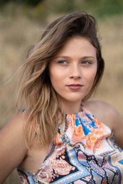 Tarlada poz veren doğal görünümlü güzel bir kadın. Kurgu yok. 