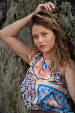 Tarlada poz veren doğal görünümlü güzel bir kadın. Kurgu yok. 