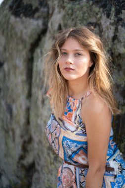 Tarlada poz veren doğal görünümlü güzel bir kadın. Kurgu yok. 