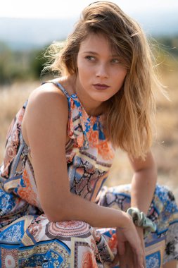 Tarlada poz veren doğal görünümlü güzel bir kadın. Kurgu yok. 