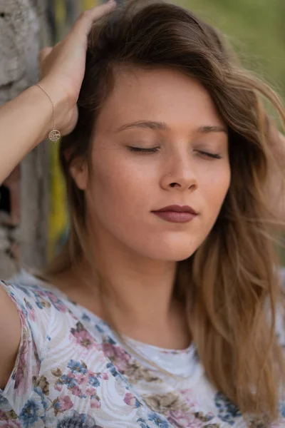 Natural Looking Jeune Belle Femme Avec Des Yeux Noisette Posant — Photo