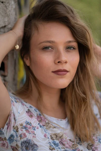 Natural Looking Young Beautiful Woman Hazel Eyes Posing Abandoned Building — Stock Photo, Image