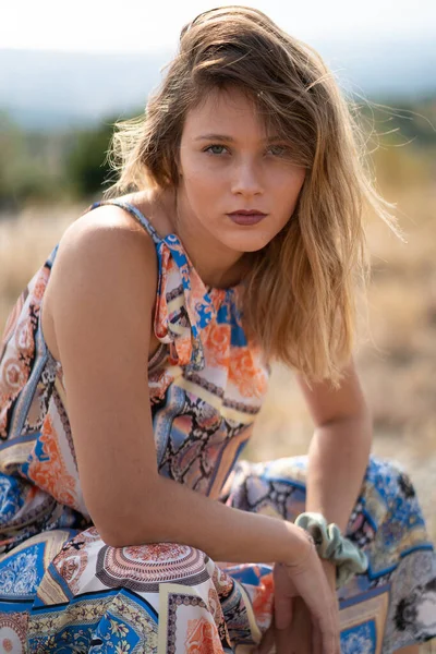 Natural Looking Young Beautiful Woman Com Olhos Hazel Posando Nos — Fotografia de Stock