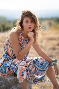 Tarlada poz veren doğal görünümlü güzel bir kadın. Kurgu yok. 