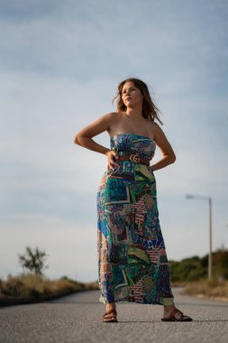 Tarlada poz veren doğal görünümlü güzel bir kadın. Kurgu yok. 