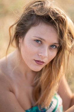 Tarlada poz veren doğal görünümlü güzel bir kadın. Kurgu yok. 