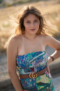 Tarlada poz veren doğal görünümlü güzel bir kadın. Kurgu yok. 