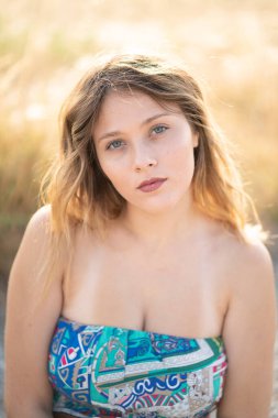 Tarlada poz veren doğal görünümlü güzel bir kadın. Kurgu yok. 