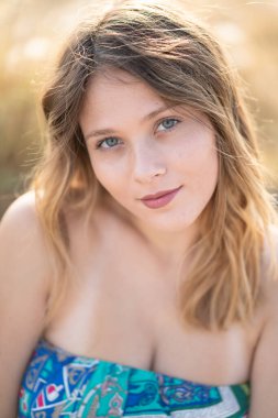 Tarlada poz veren doğal görünümlü güzel bir kadın. Kurgu yok. 