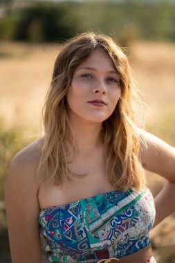 Tarlada poz veren doğal görünümlü güzel bir kadın. Kurgu yok. 