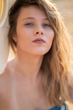 Tarlada poz veren doğal görünümlü güzel bir kadın. Kurgu yok. 