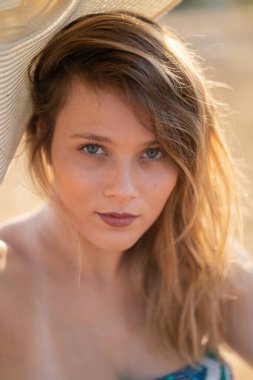 Tarlada poz veren doğal görünümlü güzel bir kadın. Kurgu yok. 