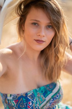 Tarlada poz veren doğal görünümlü güzel bir kadın. Kurgu yok. 