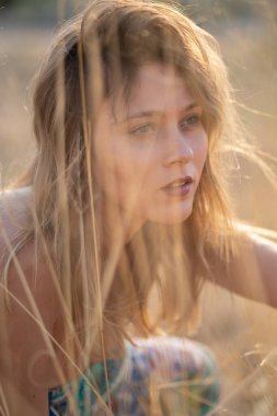 Tarlada poz veren doğal görünümlü güzel bir kadın. Kurgu yok. 