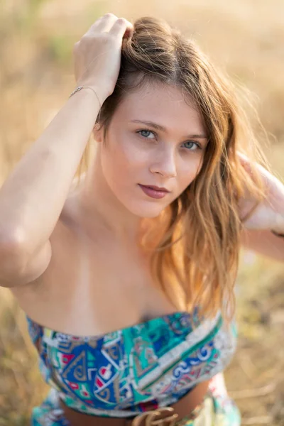 Natural Looking Young Beautiful Woman Hazel Eyes Posing Fields Post — Stock Photo, Image