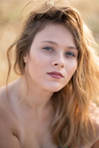 Naturlig Ser Ung Vacker Kvinna Med Hassel Ögon Poserar Fälten — Stockfoto