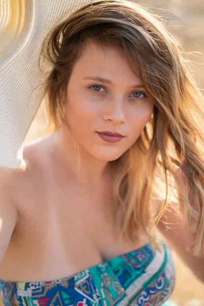 Natural Looking Young Beautiful Woman Com Olhos Hazel Posando Nos — Fotografia de Stock