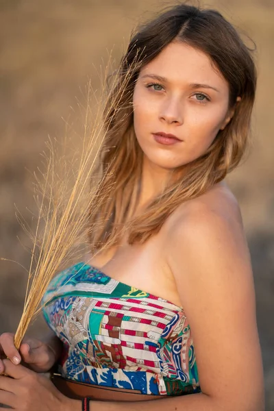 Natural Looking Young Beautiful Woman Hazel Eyes Posing Fields Post — Stock Photo, Image