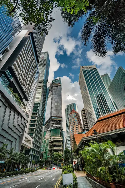 Spacerując Wspaniałych Ulicach Singapuru Drapaczami Chmur Pod Błękitnym Niebem — Zdjęcie stockowe