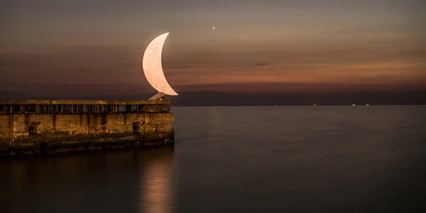 Statuia Lunii în portul Salonic, Grecia... Fotografie lungă de expunere — Fotografie, imagine de stoc
