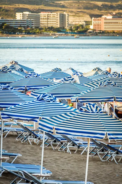 Sommerurlaub - Sonnenschirme unter der heißen Sonne — Stockfoto