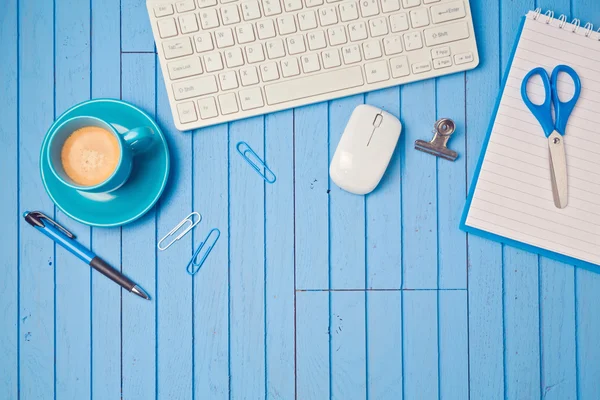 Conceito de local de trabalho criativo com teclado — Fotografia de Stock