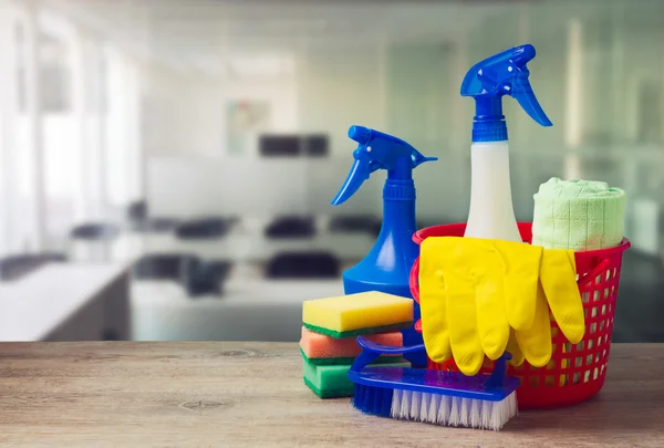 Conceito de limpeza de escritório com suprimentos — Fotografia de Stock