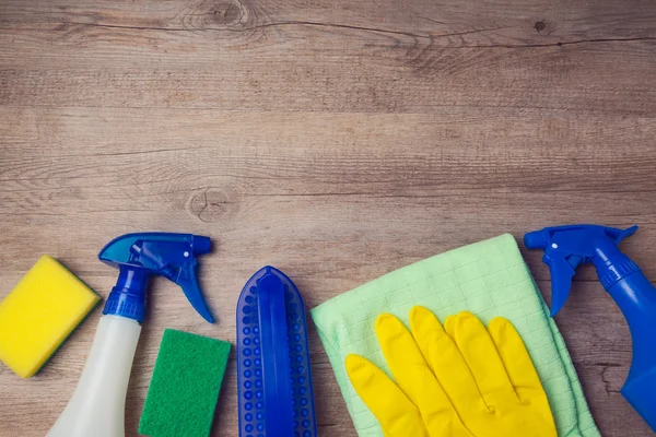 Suministros sobre fondo de madera — Foto de Stock