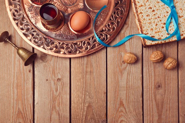 Matse, wijn en oude seder plaat — Stockfoto