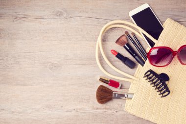 Kadın çanta nesnelerle