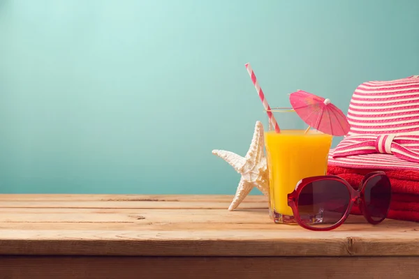 Succo d'arancia e articoli da spiaggia — Foto Stock