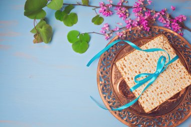 matzoh, seder tabağı ve çiçekler