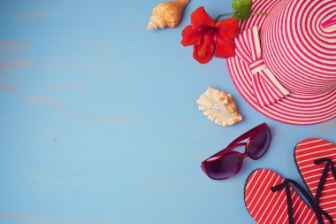 Yaz tatil kavramı ile plaj öğeleri