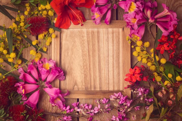 Floraler Hintergrund mit Holzbrett — Stockfoto