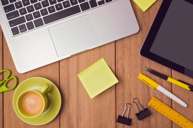 Not kağıdı ve Ofis Masası üstünde laptop